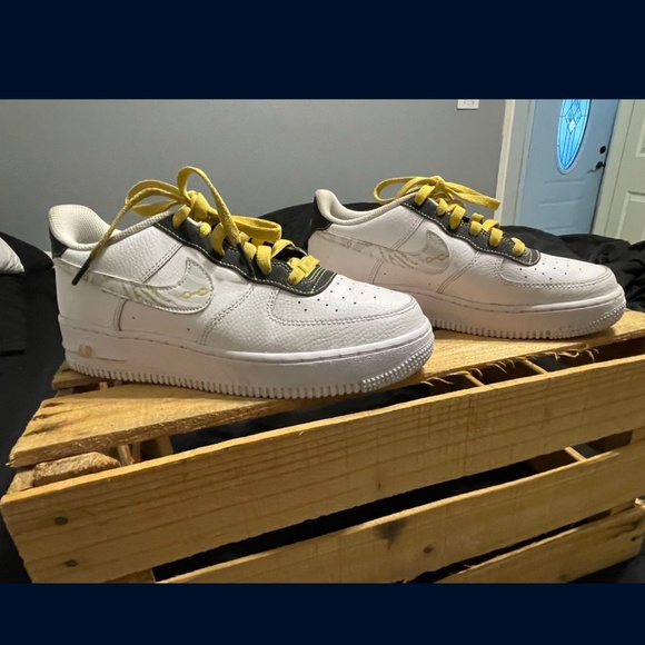 Air Force 1 - Picture 1 of 4